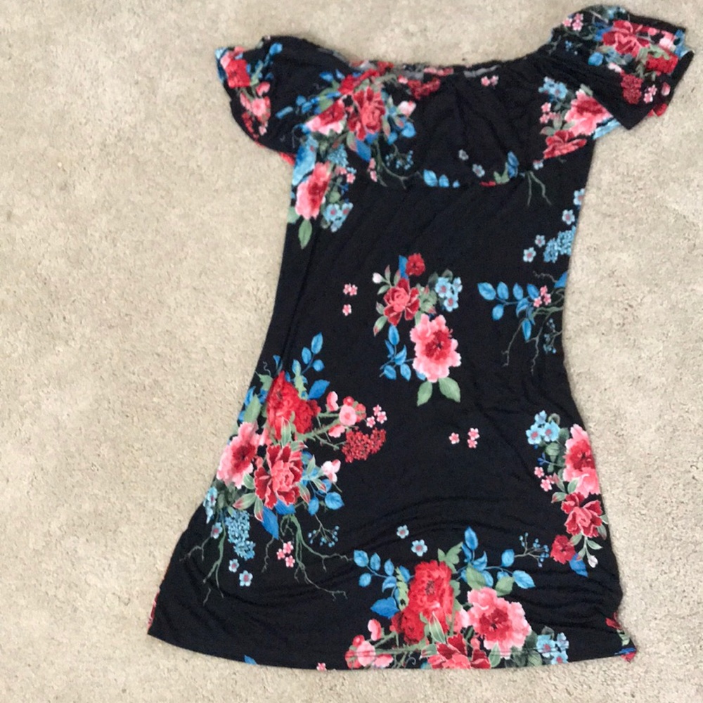Beautiful off-the-shoulder dress ❣️